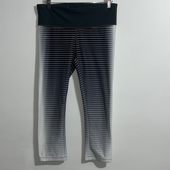 GAP Pants - GAP Women's Black and White Gradient Capri Leggings